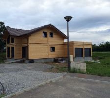 Aujourd'hui mardi 29 Juillet 2014 , fin de la pose des menuiserie.
Les portes de garages sont pos?es , la maison est désormais hors d'eau et hors d'air.
Réunion de chantier jeudi soir pour la réception du clos HE/HA.
Pose de l'isolation du toit plat du garage fin de semaine.
En attendant fin Août pour le début du second ?uvre , électricité,plomberie,isolation et doublage des murs en bois.
La suite à venir.......