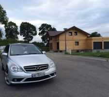 Aujourd'hui mardi 29 Juillet 2014 , fin de la pose des menuiserie.
Les portes de garages sont pos?es , la maison est désormais hors d'eau et hors d'air.
Réunion de chantier jeudi soir pour la réception du clos HE/HA.
Pose de l'isolation du toit plat du garage fin de semaine.
En attendant fin Août pour le début du second ?uvre , électricité,plomberie,isolation et doublage des murs en bois.
La suite à venir.......