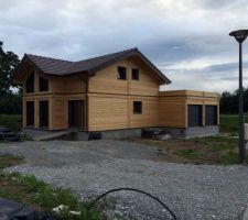 Aujourd'hui mardi 29 Juillet 2014 , fin de la pose des menuiserie.
Les portes de garages sont pos?es , la maison est désormais hors d'eau et hors d'air.
Réunion de chantier jeudi soir pour la réception du clos HE/HA.
Pose de l'isolation du toit plat du garage fin de semaine.
En attendant fin Août pour le début du second ?uvre , électricité,plomberie,isolation et doublage des murs en bois.
La suite à venir.......