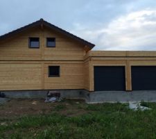 Aujourd'hui mardi 29 Juillet 2014 , fin de la pose des menuiserie.
Les portes de garages sont pos?es , la maison est désormais hors d'eau et hors d'air.
Réunion de chantier jeudi soir pour la réception du clos HE/HA.
Pose de l'isolation du toit plat du garage fin de semaine.
En attendant fin Août pour le début du second ?uvre , électricité,plomberie,isolation et doublage des murs en bois.
La suite à venir.......