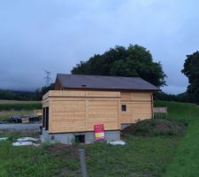 Aujourd'hui mardi 29 Juillet 2014 , fin de la pose des menuiserie.
Les portes de garages sont pos?es , la maison est désormais hors d'eau et hors d'air.
Réunion de chantier jeudi soir pour la réception du clos HE/HA.
Pose de l'isolation du toit plat du garage fin de semaine.
En attendant fin Août pour le début du second ?uvre , électricité,plomberie,isolation et doublage des murs en bois.
La suite à venir.......