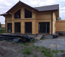 Aujourd'hui mardi 29 Juillet 2014 , fin de la pose des menuiserie.
Les portes de garages sont pos?es , la maison est désormais hors d'eau et hors d'air.
Réunion de chantier jeudi soir pour la réception du clos HE/HA.
Pose de l'isolation du toit plat du garage fin de semaine.
En attendant fin Août pour le début du second ?uvre , électricité,plomberie,isolation et doublage des murs en bois.
La suite à venir.......