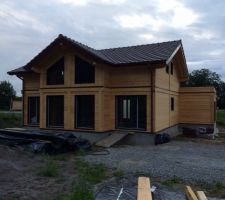 Aujourd'hui mardi 29 Juillet 2014 , fin de la pose des menuiserie.
Les portes de garages sont pos?es , la maison est désormais hors d'eau et hors d'air.
Réunion de chantier jeudi soir pour la réception du clos HE/HA.
Pose de l'isolation du toit plat du garage fin de semaine.
En attendant fin Août pour le début du second ?uvre , électricité,plomberie,isolation et doublage des murs en bois.
La suite à venir.......