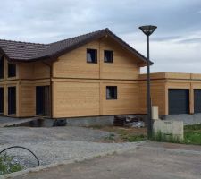 Aujourd'hui mardi 29 Juillet 2014 , fin de la pose des menuiserie.
Les portes de garages sont pos?es , la maison est désormais hors d'eau et hors d'air.
Réunion de chantier jeudi soir pour la réception du clos HE/HA.
Pose de l'isolation du toit plat du garage fin de semaine.
En attendant fin Août pour le début du second ?uvre , électricité,plomberie,isolation et doublage des murs en bois.
La suite à venir.......