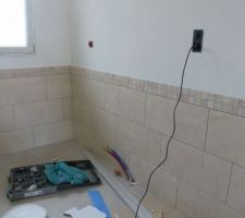 Un aperçu de notre salle de bain ;-) - ici le mur où se trouvera le meuble double vasque avec le grand miroir