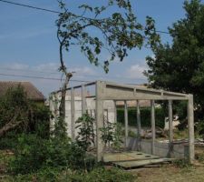 Garage en béton en cours de démontage.