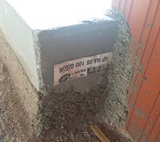 Le seuil de la baie vitrée de 180cm est en fait constitué de 2 appuis de fenêtres WESER de 100cm coupés en leur bouts et jointés par du ciment ... Super les économies de bout de chandelle chez MFC