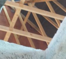 Trémie de l'escalier bloquée pendant la couverture à l'étage