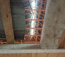 Trémie de l'escalier bloquée pendant la couverture à l'étage