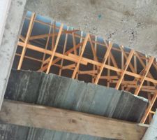 Tr&eacute;mie bloqu&eacute;e par les ouvriers lors de l'installation de la couverture