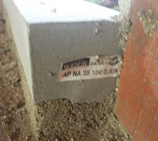 Le seuil de la baie vitrée de 180cm est en fait constitué de 2 appuis de fenêtres WESER de 100cm coupés en leur bouts et jointés par du ciment ... Super les économies de bout de chandelle chez MFC