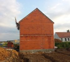 Les gouttières qui devraient être de l'autre coté de la maison ... comment ils font pour être aussi nuls ?