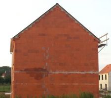 Les goutti&egrave;res du mauvais c&ocirc;t&eacute; et pas de souche pour le conduit de fum&eacute;e ...