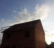 La couverture est (censée) être terminée mais où est la souche pour le conduit, où sont les panneaux solaires encastrés et pour quelle raison les gouttières sont du mauvais côté ...