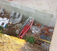 Comment peut-on être aussi crade ... alors qu'un big bag sert de poubelle à l'avant du terrain