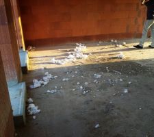 Le trou dédié au conduit de fumée a été débouché ... et tout a été laissé comme ça en vrac par terre ... vraiment des dégueu