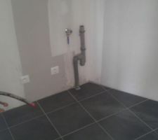 Carrelage du cellier et de la salle de bain.
On voit pas très bien.