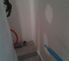 Grâce au joli petit coffrage en béton qui protège les tuyaux, impossible de placer le ballon au fond du cellier !!