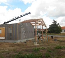 Vu côté ouest de la maison, l'entreprise se stationne à l'endroit de notre futur terrasse