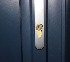 Apparemment, le serrurier avait le palu quand il a mis la serrure, ele est un peu décalée. Espérons que cela soit rattrappable.