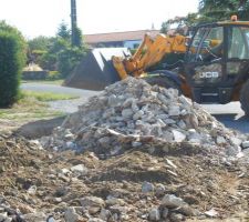 Quelqu'un est venu se débarrasser de deux remorques de gravats qui l'encombraient et qui nous a bien arrangé pour combler notre chemin d'accès de chantier.
Merci à notre terrassier qui nous a passé le mot, et nous a permis de rentrer en contact avec l'un de ses clients encombré. Et merci aux agriculteurs de notre village qui ont eu la gentillesse de bien vouloir étaler ce gros tas de gravats.