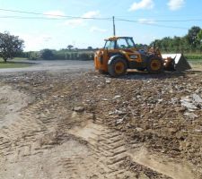 Quelqu'un est venu se débarrasser de deux remorques de gravats qui l'encombraient et qui nous a bien arrangé pour combler notre chemin d'accès de chantier.
Merci à notre terrassier qui nous a passé le mot, et nous a permis de rentrer en contact avec l'un de ses clients encombré. Et merci aux agriculteurs de notre village qui ont eu la gentillesse de bien vouloir étaler ce gros tas de gravats.