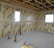 La membrane au mur est finie d'être fixée.Y'a plus qu'à mettre celle au plafond puis attendre le test intermédiaire pour l'étanchéité.