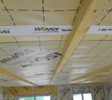 La membrane a été posée au plafond ainsi que les tasseaux de bois qui soutiendront les rails de placo et qui permettront le vide technique au plafond, idem nous aurons un vide technique au niveau des murs, afin de maintenir au maximum l'étanchéité de notre maison.
