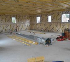 La membrane a été posée au plafond ainsi que les tasseaux de bois qui soutiendront les rails de placo et qui permettront le vide technique au plafond, idem nous aurons un vide technique au niveau des murs, afin de maintenir au maximum l'étanchéité de notre maison.