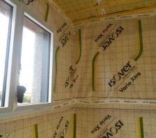 La membrane a été posée au plafond ainsi que les tasseaux de bois qui soutiendront les rails de placo et qui permettront le vide technique au plafond, idem nous aurons un vide technique au niveau des murs, afin de maintenir au maximum l'étanchéité de notre maison.