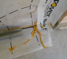 Pose des rails au sol par dessus la membrane qui est fixé en plus par un joint pour essayer d'avoir une étanchéité parfaite