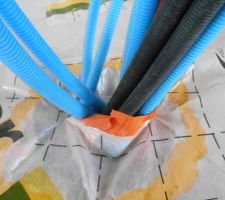Le test est concluant, quelques corrections ont été apportés en cours du test comme ici où il aura été nécessaire de remettre de la membrane avec un joint autour des arrivées d'eau (le plombier étant absent, c'est le plaquiste et nous qui avons du procéder aux corrections) Ici en plus de la membrane de la mousse expansé aura été mise.