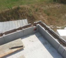 La goutti&egrave;re un peu plus haut que la dalle (pour l'isolant &agrave; rajouter plus tard)