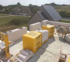 Les murs de la maison montent