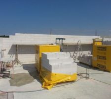 Les murs de la maison montent