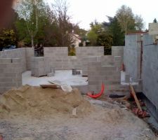 Les murs du garage sont presque termin&eacute;s.