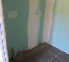 Salle d'eau au rdc, il manque 3 morceaux de carreaux