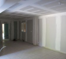 Vue sur la cuisine avec le carrelage pos&eacute; en m&ecirc;me temps que la chape