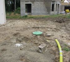 La terre s'affaisse un peu autour de la cuve