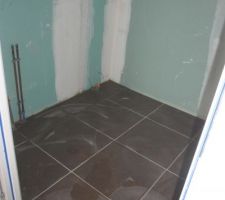 Carrelage termin&eacute; en bas!