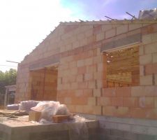 Tuile de finition (faîtière, rive ..) et appuis de fenêtres sous plastique sur la terrasse