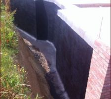 Premiere couche d'enduit bitumeux sur la facade du sous sol