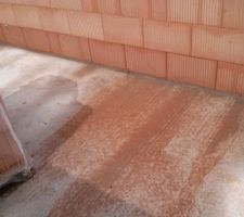 Une petite flaque d'eau ne signifie pas j'esp&egrave;re que la dalle n'est pas plane...