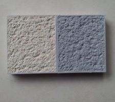 Couleurs prévues pour le crépi.
A gauche : "pierre grisée" de WEBER, en colori majeur.
A droite : "gris coloré froid" de WEBER, pour la façade nord du garage et le renfoncement de l'entrée.