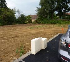 Les coffrets, en bordure de la place de midi