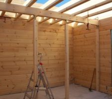 Mise en place de la poutre et des poteaux soutenant les solives.