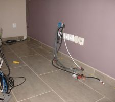 Pose des plinthes derrières le systeme home cinema...