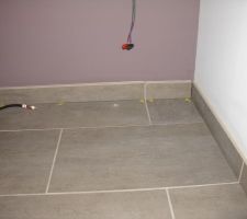 Pose des plinthes derrières le systeme home cinema...