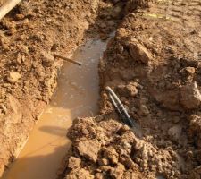 Terrassement des fouilles et casse du réseau d'eau potable du voisin