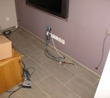 Pose des plinthes derrières le systeme home cinema...Pas une mince affaire avec le poids du meuble et ses gros amplis bien lourds..